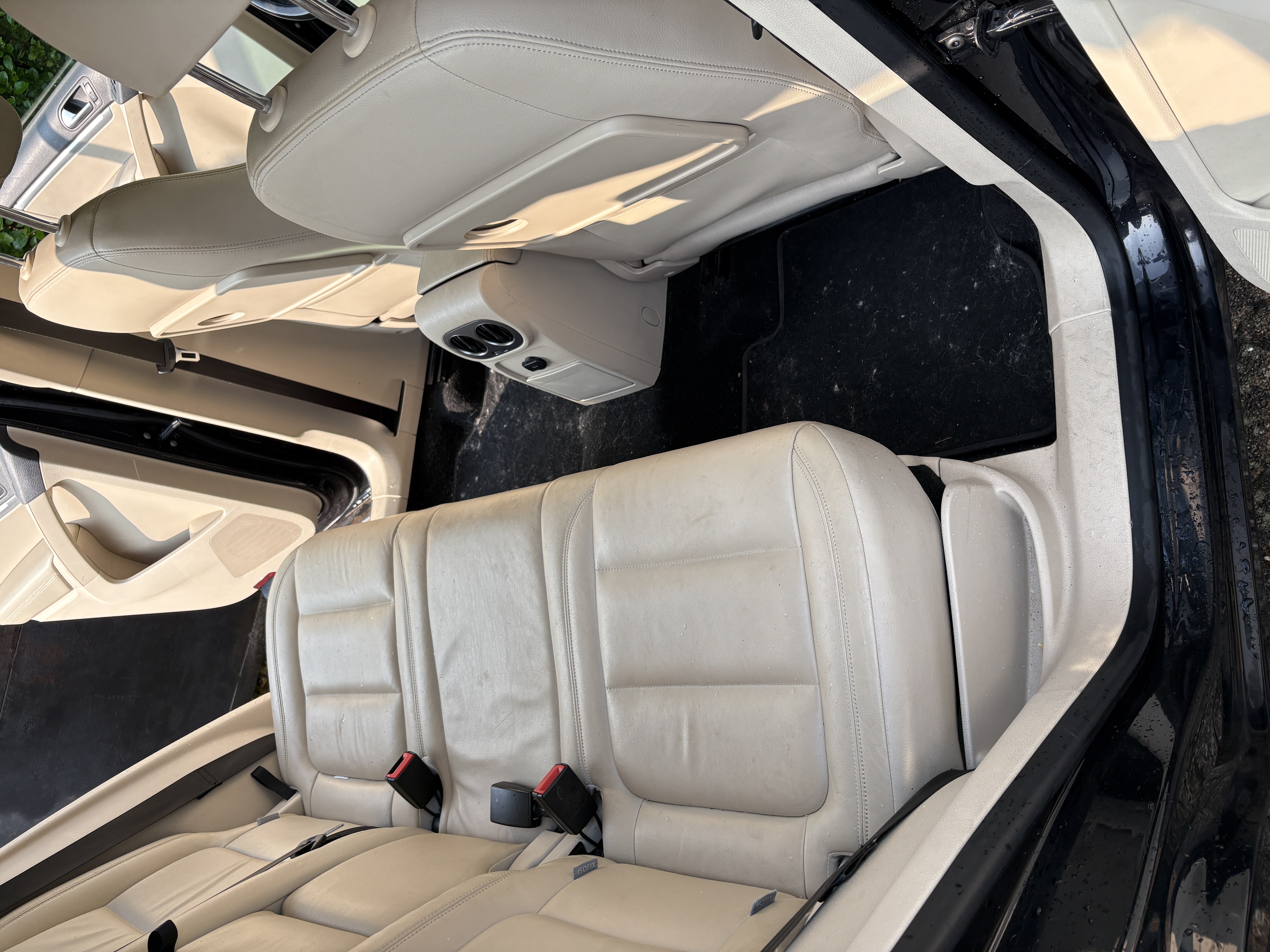 Avant nettoyage banquette arrière auto