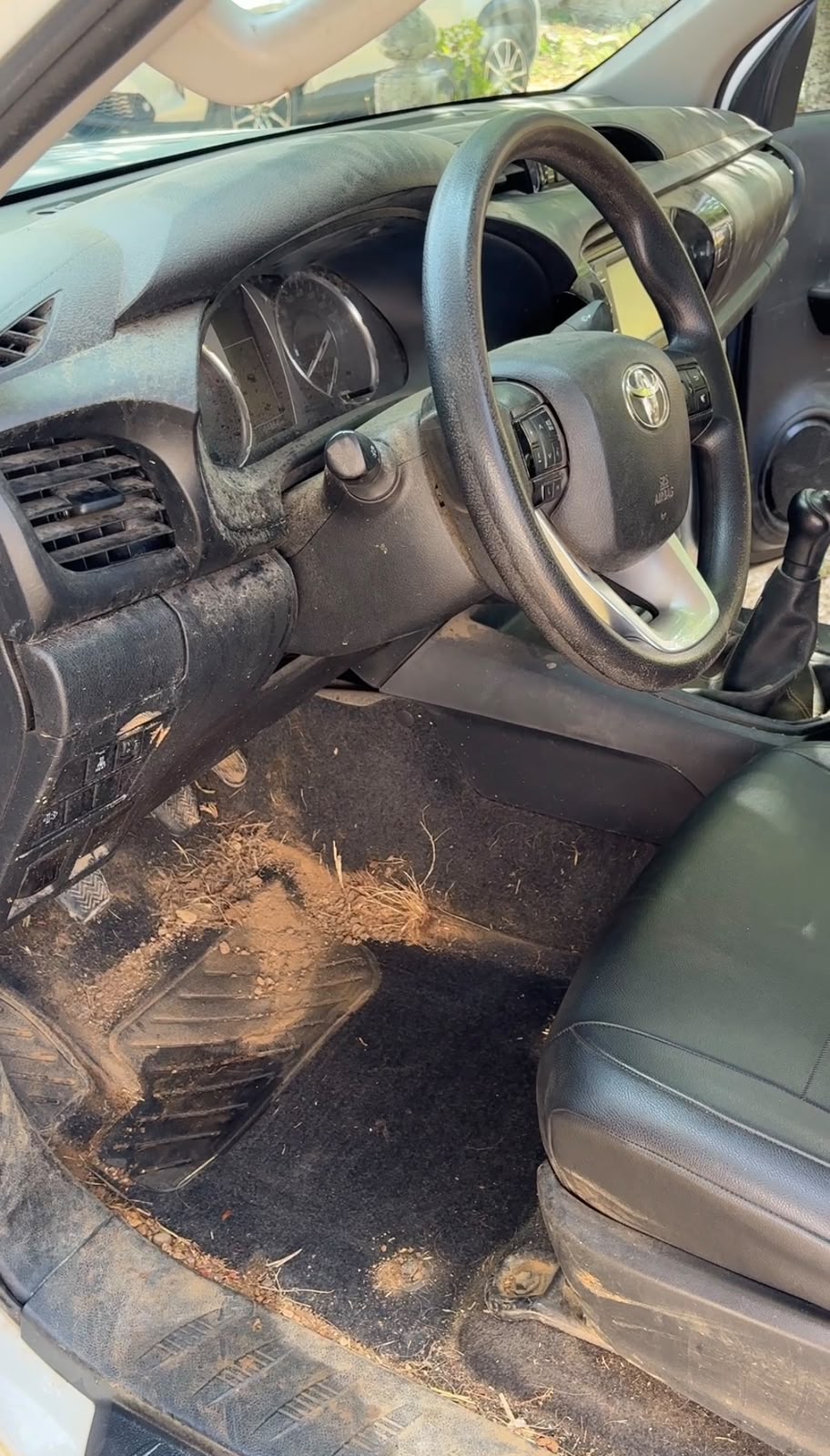 Avant nettoyage poste de conduite pick-up — poussière et terre